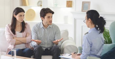 Öfkeli adam aile seansında karısından şikâyet ediyor.