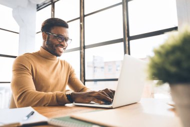 Yabancı değişim programları arayan tatmin olmuş siyahi öğrenci