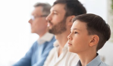 Çocuk portresi, baba ve büyükbaba evde oturuyor, kenar manzaralı.