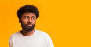 Boş alana bakan şüpheli bir genç adam.