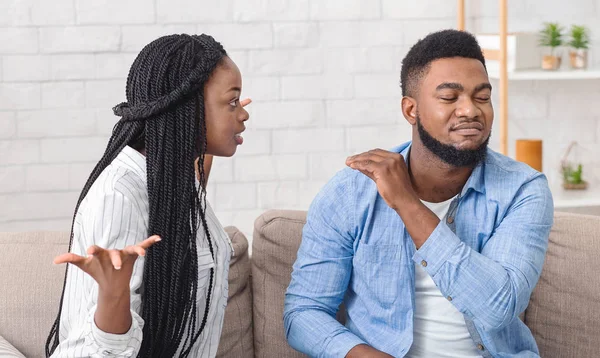 흑인 남녀 가집에서 다투고 있는 모습, 아내가 남편을 비난하는 모습 — 스톡 사진