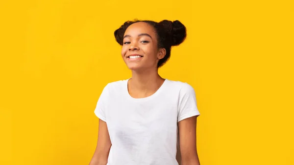 Retrato de adolescente preto confiante sorrindo para a câmera — Fotografia de Stock