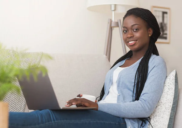 Nero millennial ragazza utilizzando computer portatile a casa per freelance lavoro — Foto Stock