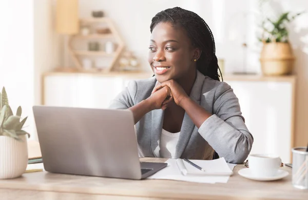 Retrato de la exitosa empresaria negra milenaria en el lugar de trabajo — Foto de Stock