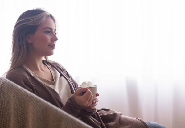 Millennial chica con taza de café disfrutando del tiempo libre —  Fotos de Stock