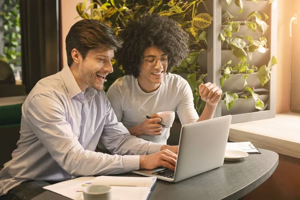 Glückliche Millennial-Männer, die im Café auf Laptop schauen — Stockfoto
