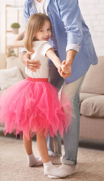 Papá enseñando a la niña a bailar en casa —  Fotos de Stock