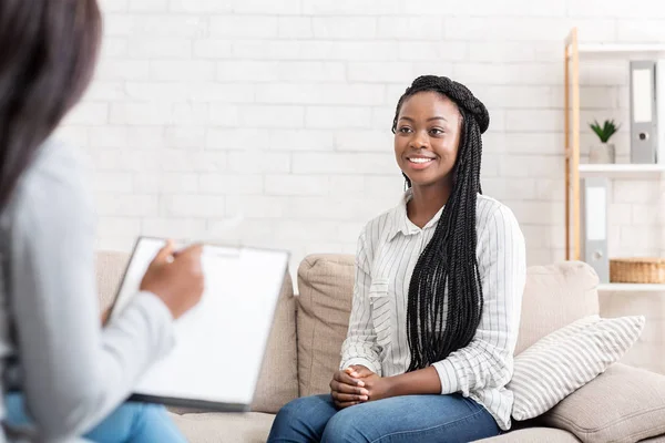 Mulher negra feliz sentada no escritório do psicólogo após a terapia bem sucedida — Fotografia de Stock