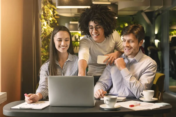 Equipo de negocios joven disfrutando de grandes resultados de trabajo en el ordenador portátil — Foto de Stock