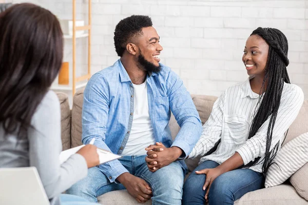 Psikologla başarılı bir evlilik terapisinden sonra mutlu siyah çift. — Stok fotoğraf