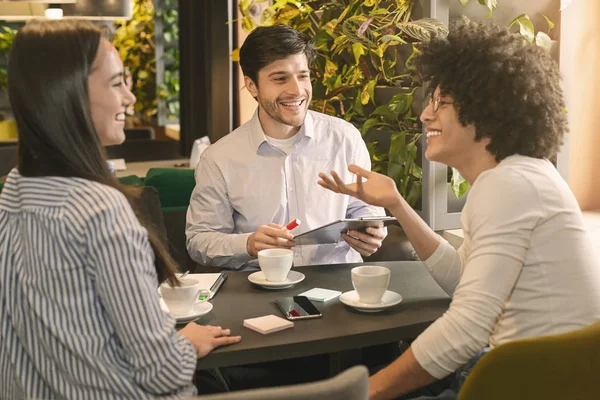 Socios empresariales millennials discuten nuevo proyecto de startup —  Fotos de Stock