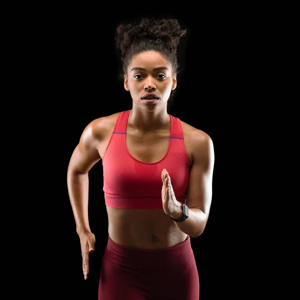 Forte atlético afro mulher correndo sobre fundo preto — Fotografia de Stock