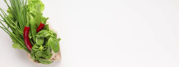 Zielone warzywa i czerwona papryka chili w torbie na zakupy bez odpadów — Zdjęcie stockowe