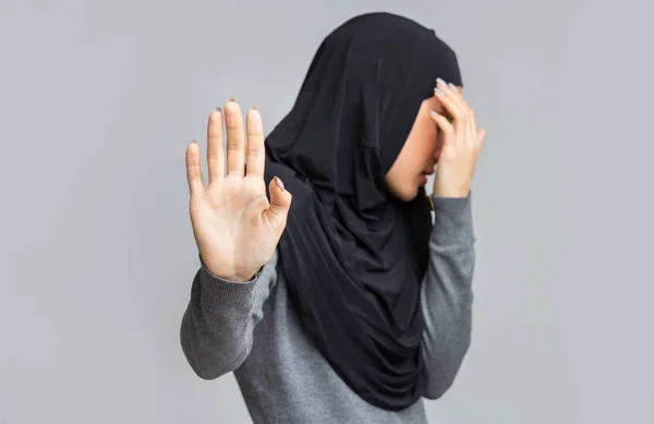 Donna musulmana in hijab facendo fermare il gesto e coprendo il viso — Foto Stock