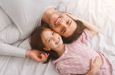 Yakışıklı genç baba ve küçük kızının manzarası.