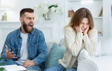 İlişkilerde yanlış anlama. Milenyum çifti evde kavga ediyor.
