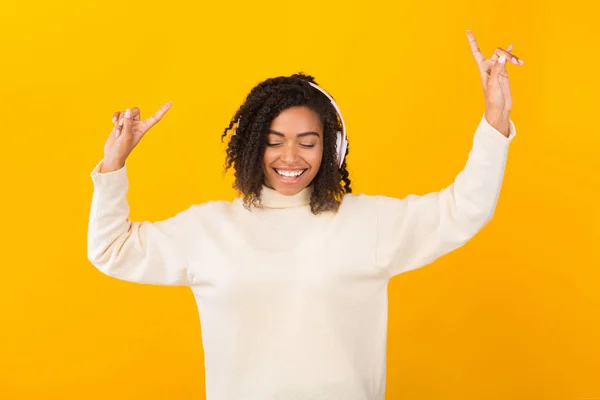 Porträt eines lächelnden schwarzen Mädchens, das Musik hört und tanzt — Stockfoto