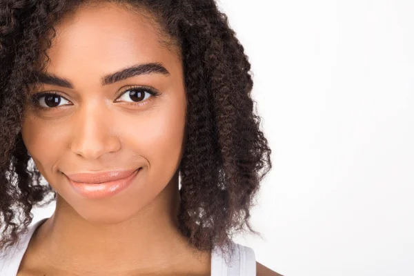 Close up portrait of beautiful smiling black girl — ストック写真