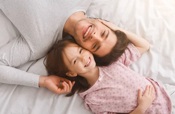 Vue du dessus du beau jeune père et de sa petite fille — Photo