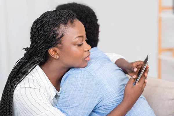 Vreemdgaan vrouw sms 'en met iemand op mobiele telefoon terwijl het omarmen van haar man — Stockfoto