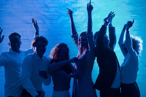 Happy Millennial Friends Dancing having Fun At Birthday Party Indoor — Stock fotografie