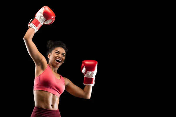 Duygusal afro kız boksör siyah arka planda başarıyı kutluyor — Stok fotoğraf