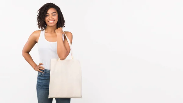 Afro woman with blank eco sack on white background — Stock Photo, Image