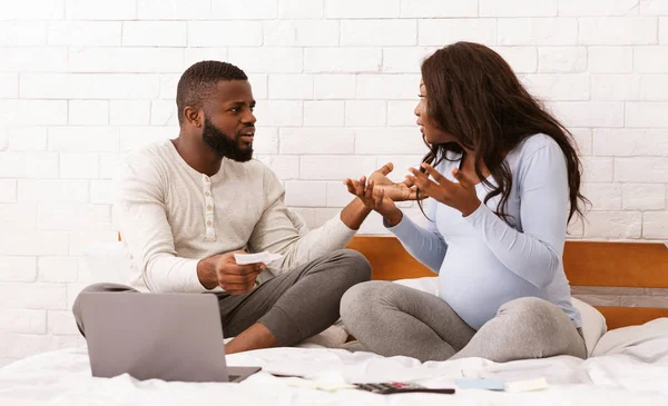 Emocjonalne małżeństwo afro rozmawiające o budżecie rodzinnym — Zdjęcie stockowe