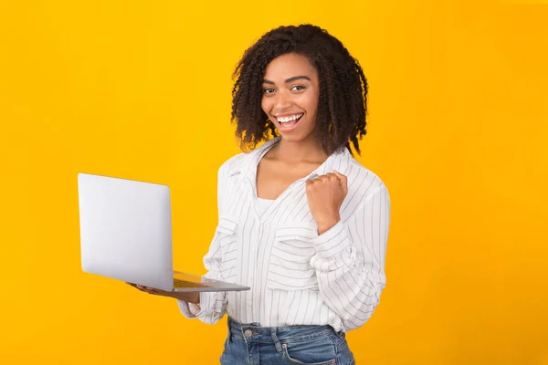 Excited black employee feeling ecstatic holding laptop — Stock Photo, Image