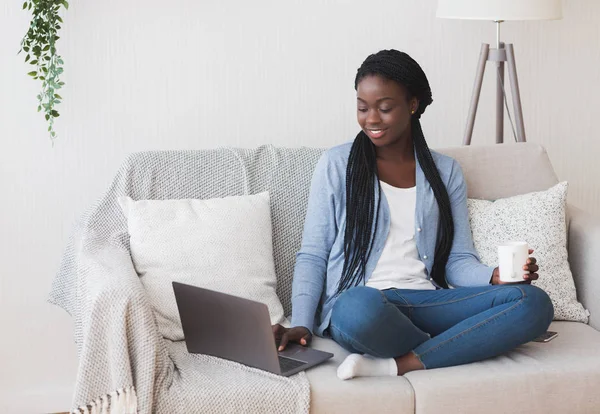 Nero millennial ragazza utilizzando computer portatile a casa per freelance lavoro — Foto Stock