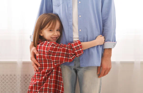 Cute smiling little girl hugging her daddy — Stock Photo, Image