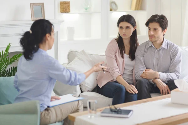 Familienberater im Gespräch mit jungen Eheleuten — Stockfoto