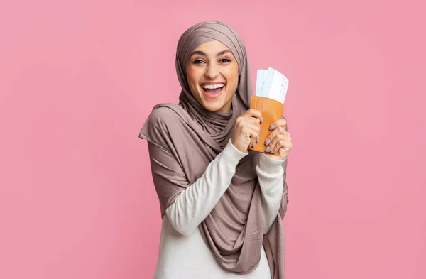 Excited arabic girl in hijab holding passport and tickets — Stock Photo, Image