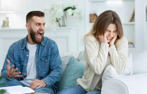Misunderstanding in relationships. Millennial couple quarrelling at home — Stock Photo, Image