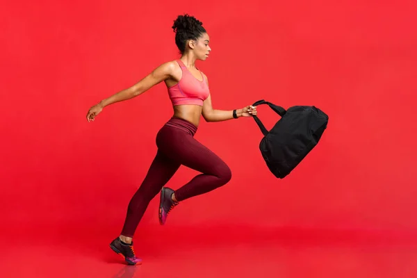 Atrakcyjna, wysportowana kobieta z wybiegiem na siłownię — Zdjęcie stockowe