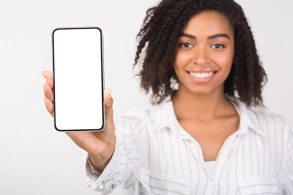 Μαύρη χιλιετή γυναίκα που δείχνει λευκή οθόνη του τηλεφώνου — Φωτογραφία Αρχείου
