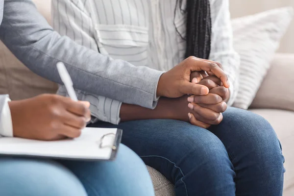 Psychologin tröstet unkenntliche Patientin bei persönlicher Beratung im Büro — Stockfoto