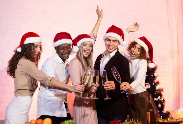 Radosny Zróżnicowani Przyjaciele Mając Świąteczne Imprezy Brzęczące Okulary W Domu — Zdjęcie stockowe