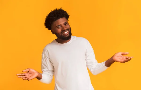 優しい笑顔アフリカ系アメリカ人男上のオレンジ背景 — ストック写真