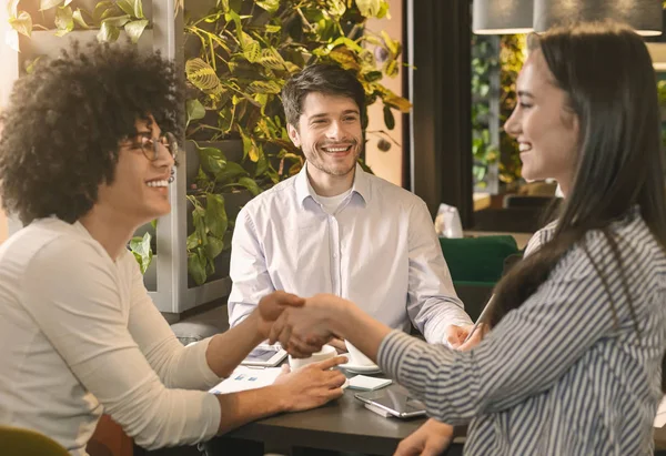 Jeunes gens heureux poignée de main dans le café, réunion réussie — Photo