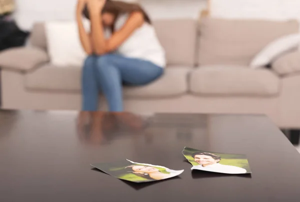 Femme pleurer après rupture avec ex-petit ami assis sur canapé intérieur — Photo