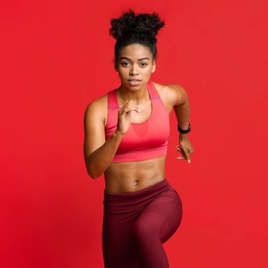 Kırmızı üzerinde çalışan Afrika fitness modelinin portresi