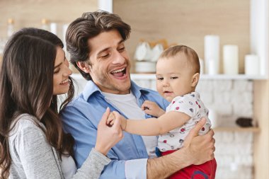 Üç kişilik mutlu bir aile evde birlikte oynuyor.