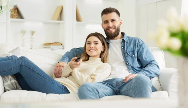 Lazy weekend. Husband and wife watching tv, switching channels — Stock Photo, Image