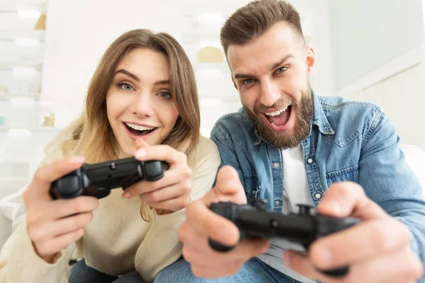 Casal alegre jogando videogame no Xbox — Fotografia de Stock