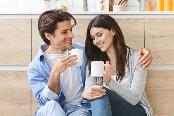 Vidám Y-generációs pár kávéval a konyhában — Stock Fotó