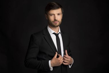 İş Adamı Ceket Yakaları Duran Kameraya Bakıyor, Siyah Arkaplan