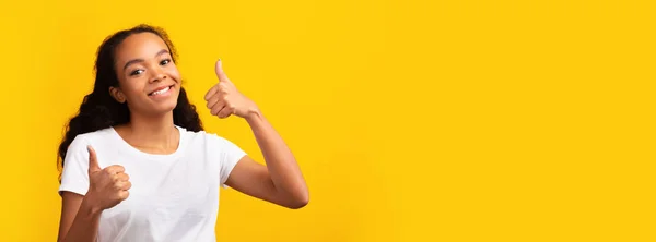 Smiling black teen girl showing thumbs up — Stock Photo, Image