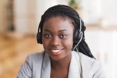 Dost canlısı afro kadın müşteri hizmetleri operatörü portresi.