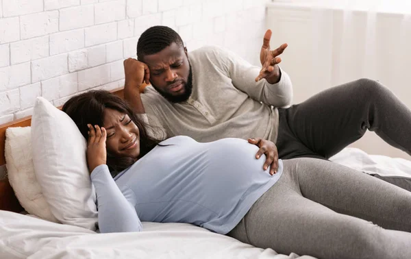 Gravid svart par som har slagsmål i heminredning — Stockfoto